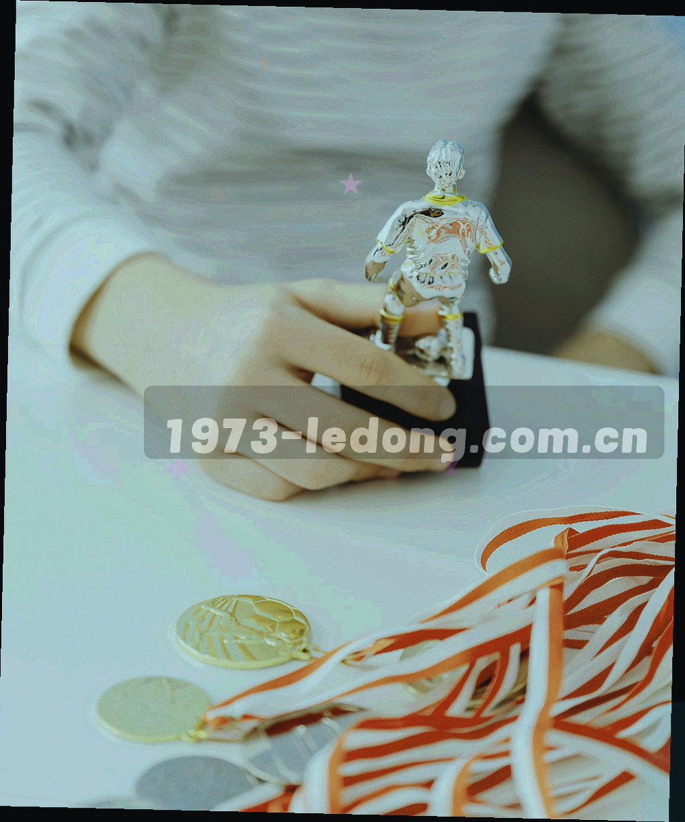 山西省域轮廓的抽象线条图，墨绿底色上以鎏金圆点标注若干体验点位置